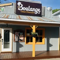Devanture en bois de la Boulange Chez Daoust avec son enseigne à Notre-Dame-du-Laus